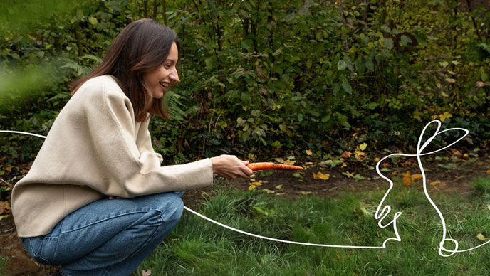 Foto van een vrouw met een wortel die besnuffeld wordt door een illustratie van een konijn. Boodschap: Kneipp is tegen dierenleed en dierproeven